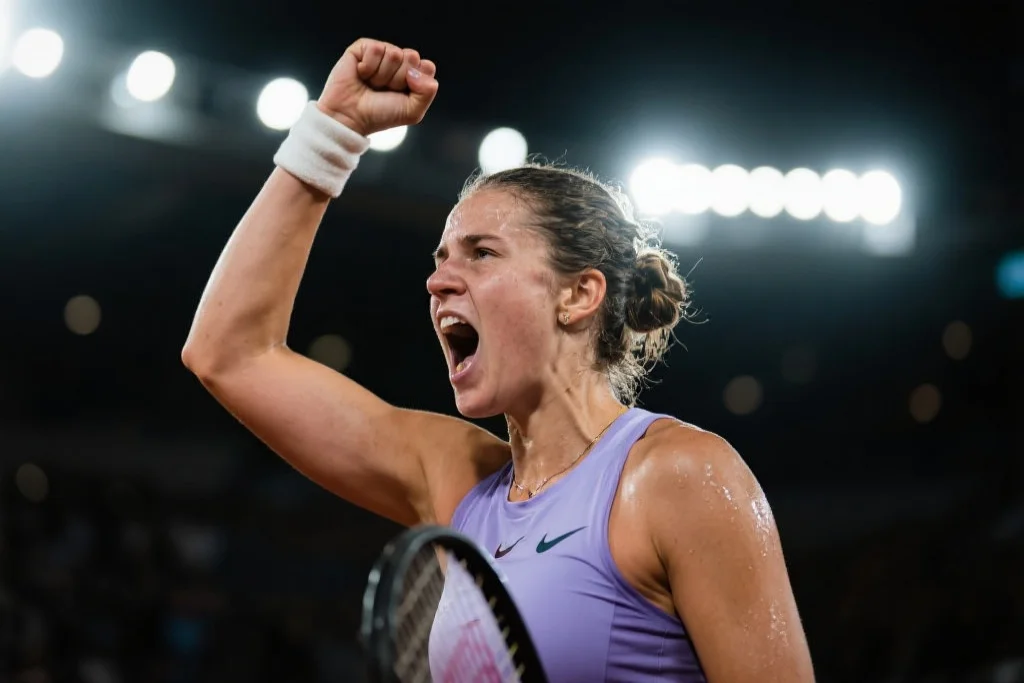 一位女网球选手在赢得关键分后,在明亮的体育场灯光下握拳庆祝,脸上洋溢着胜利的喜悦